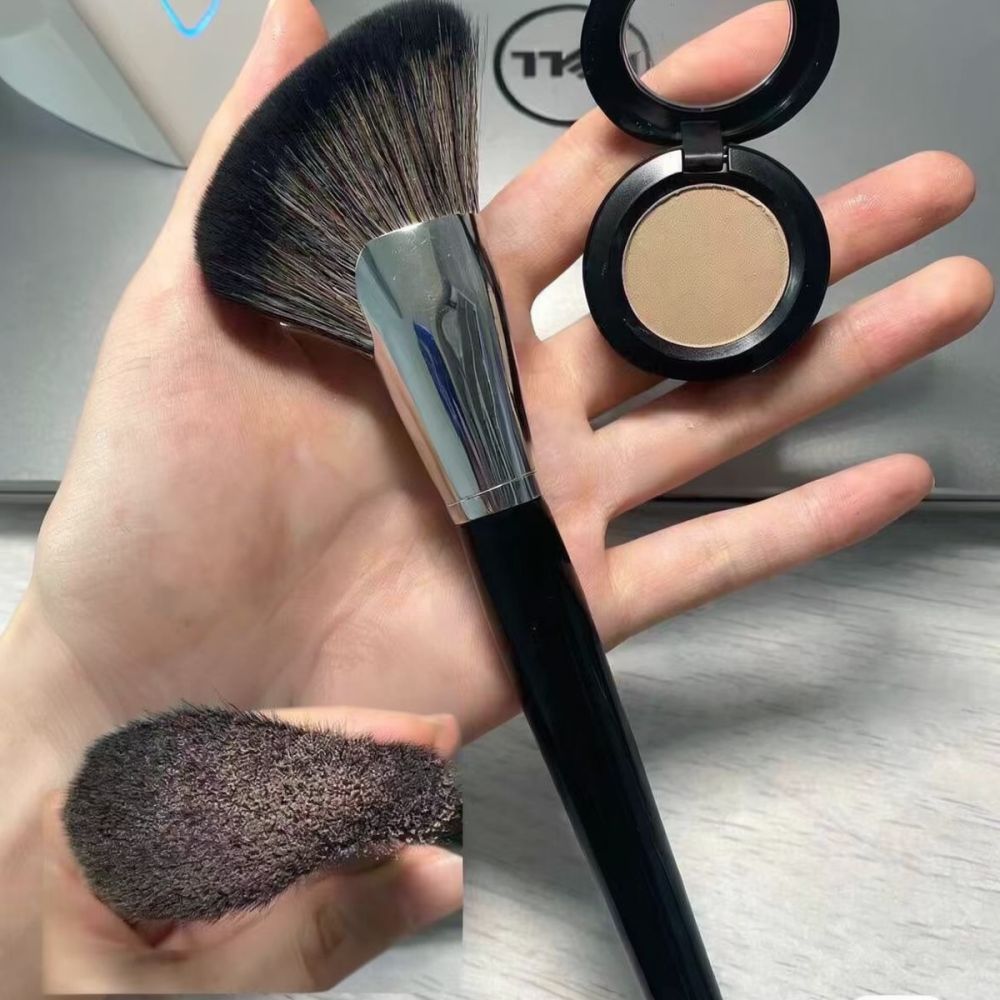 Beauty Makeup Looks - Professioneller, abgewinkelter Konturpinsel mit synthetischen Borsten,